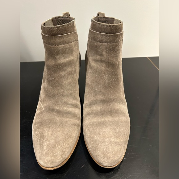 Size 37 suede light tan/grey ankle boot. VINCE - Picture 2 of 5
